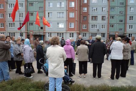 Тульская область, г.Новомосковск: Встреча депутатов-коммунистов с избирателями и пикет по вопросам Народного референдума