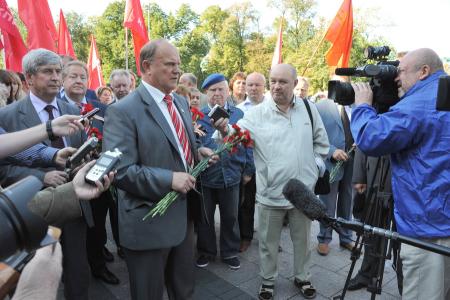 «Историческая справедливость, территориальная  целостность и  достоинство страны в этот день были восстановлены». В 66-ю годовщины Победы над Японией Г.А. Зюганов возложил цветы к Могиле Неизвестного солдата у Кремлевской стены 