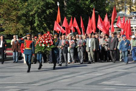 «Историческая справедливость, территориальная  целостность и  достоинство страны в этот день были восстановлены». В 66-ю годовщины Победы над Японией Г.А. Зюганов возложил цветы к Могиле Неизвестного солдата у Кремлевской стены 
