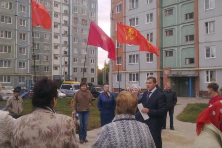 Тульская область, г.Новомосковск: Встреча депутатов-коммунистов с избирателями и пикет по вопросам Народного референдума