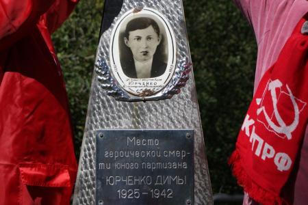 Карачаево-Черкесская республика: Пионеры возложили цветы к памятнику героев Великой Отечественной войны