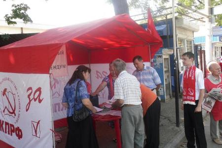 В День знаний краснодарцы участвовали в Народном референдуме и читали "Правду" о смутном двадцатилетии