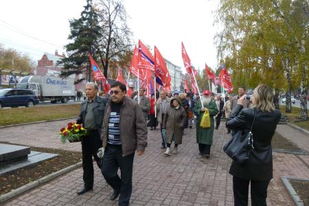 Коммунисты Барнаула почтили память защитников Белого дома 