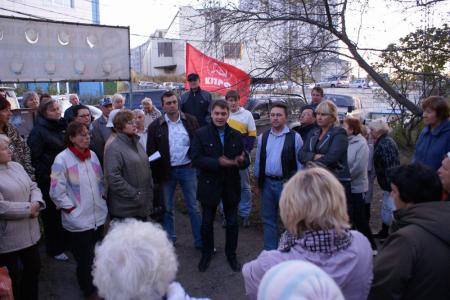 Дело дошло до баррикад. Депутат-коммунист А.В. Корниенко помогает жителям Владивостока бороться с жуликами-застройщиками
