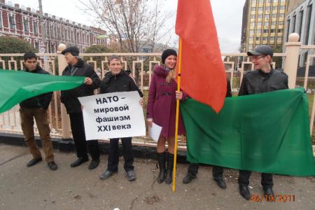 Оренбургские комсомольцы провели пикет против захватнической войны в Ливии