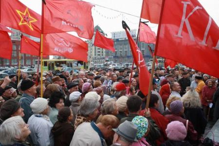 Новосибирские коммунисты почтили  память защитников Дома Советов 