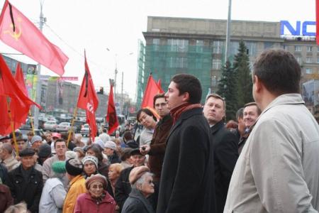 Новосибирские коммунисты почтили  память защитников Дома Советов 