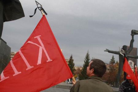 Новосибирские коммунисты почтили  память защитников Дома Советов 