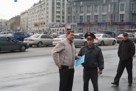 Новосибирские коммунисты почтили  память защитников Дома Советов 
