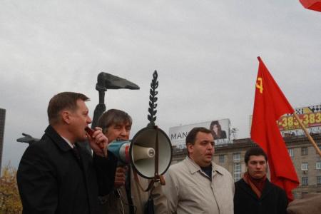 Новосибирские коммунисты почтили  память защитников Дома Советов 