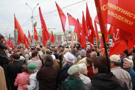 Новосибирские коммунисты почтили  память защитников Дома Советов 
