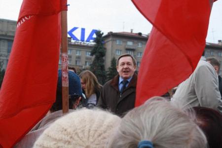 Новосибирские коммунисты почтили  память защитников Дома Советов 
