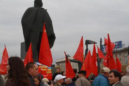 Новосибирские коммунисты почтили  память защитников Дома Советов 
