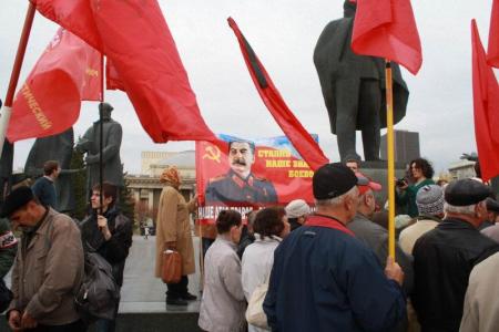 Новосибирские коммунисты почтили  память защитников Дома Советов 