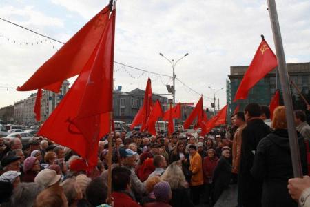 Новосибирские коммунисты почтили  память защитников Дома Советов 