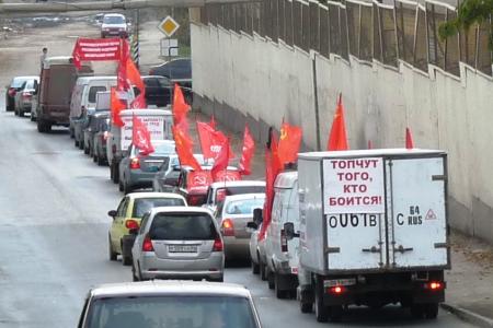 Саратовские коммунисты провели автопробег против роста цен на бензин