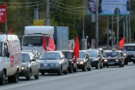 Саратовские коммунисты провели автопробег против роста цен на бензин