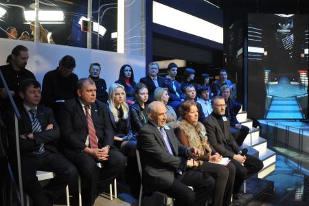 За КПРФ – вся страна! В программе «Поединок» Г.А. Зюганов одержал оглушительную победу над Хакамадой. Счет: лидер КПРФ – 116356, оппонент – 28070 голосов