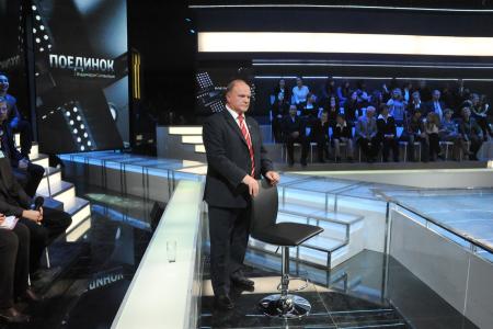 За КПРФ – вся страна! В программе «Поединок» Г.А. Зюганов одержал оглушительную победу над Хакамадой. Счет: лидер КПРФ – 116356, оппонент – 28070 голосов