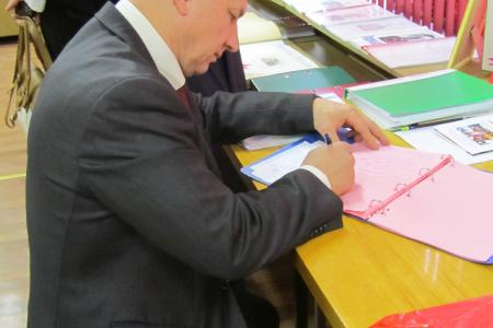 Валерий Рашкин подарил московской школе копию Знамени Победы