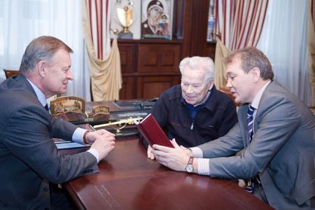 Депутаты Л.И. Калашников, Н.И. Сапожников встретились с оружейным мастером М.Т. Калашниковым   