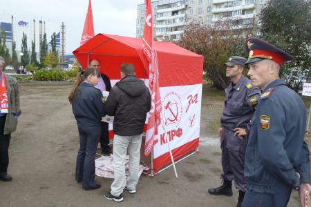 В Барнауле полицейские изъяли у коммунистов-пикетчиков партийную газету 