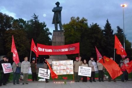 Саратов: «Память о защитниках Дома Советов — навечно в наших сердцах»
