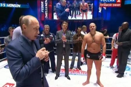 Путина освистали с трибун, когда он вышел поздравлять Емельяненко с победой