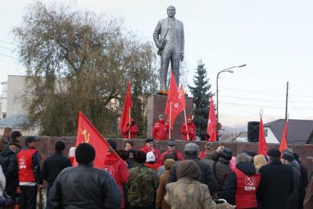 Коммунисты Карачаево-Черкесской Республики отметили годовщину Октябрьской революции автопробегом, митингами и возложениями цветов