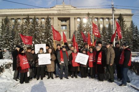 Коммунисты Красноярска и работники обанкроченного «Сибтяжмаша» провели пикет у здания администрации края