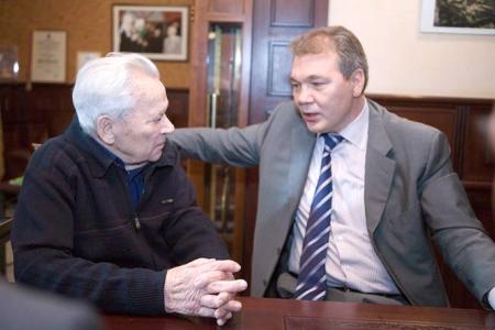 Свободная Пресса. Калашников: От автомата к компромату