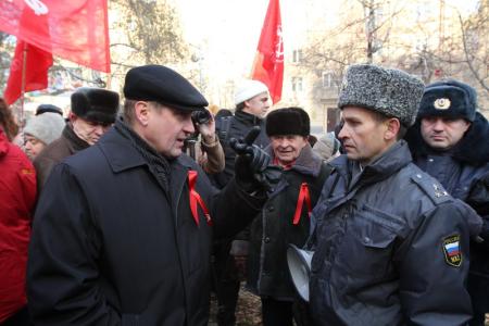 Великий Октябрь не отменить: Несмотря на противодействие властей, 5 тысяч новосибирцев прошли маршем по Красному проспекту  