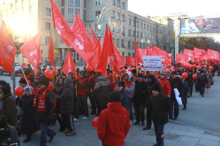 Великий Октябрь не отменить: Несмотря на противодействие властей, 5 тысяч новосибирцев прошли маршем по Красному проспекту  