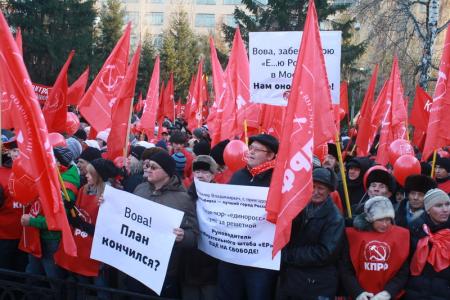Великий Октябрь не отменить: Несмотря на противодействие властей, 5 тысяч новосибирцев прошли маршем по Красному проспекту  