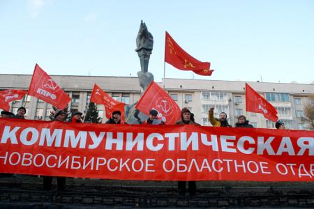 Великий Октябрь не отменить: Несмотря на противодействие властей, 5 тысяч новосибирцев прошли маршем по Красному проспекту  
