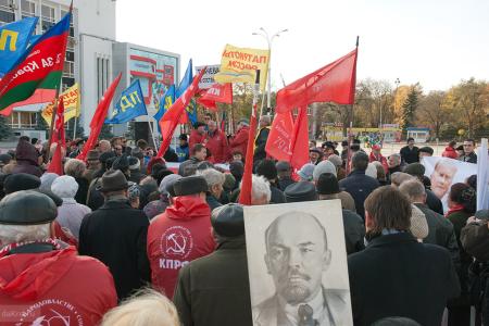 «Вернуть украденную Родину!», «ЕдРо» - в помойное ведро!», «Распустить однопартийную городскую думу». В Краснодаре по инициативе КПРФ партии провели протестное шествие и митинг