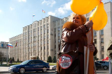 «Вернуть украденную Родину!», «ЕдРо» - в помойное ведро!», «Распустить однопартийную городскую думу». В Краснодаре по инициативе КПРФ партии провели протестное шествие и митинг