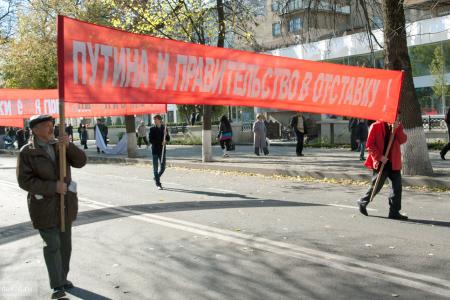 «Вернуть украденную Родину!», «ЕдРо» - в помойное ведро!», «Распустить однопартийную городскую думу». В Краснодаре по инициативе КПРФ партии провели протестное шествие и митинг