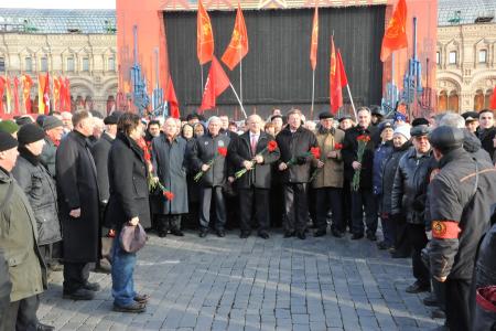 Г.А. Зюганов: «Грядет эпоха новых побед под знаменем Великого Октября». Лидер КПРФ возложил цветы к Мавзолею В.И. Ленина