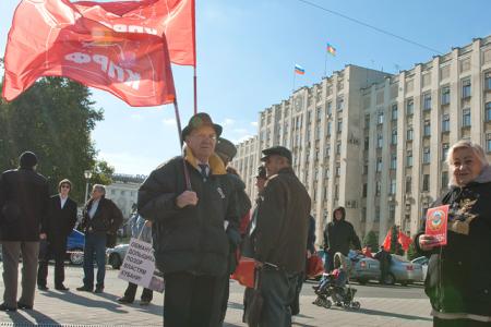 «Вернуть украденную Родину!», «ЕдРо» - в помойное ведро!», «Распустить однопартийную городскую думу». В Краснодаре по инициативе КПРФ партии провели протестное шествие и митинг