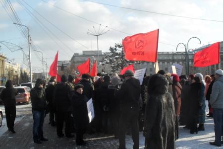 Коммунисты Красноярска и работники обанкроченного «Сибтяжмаша» провели пикет у здания администрации края