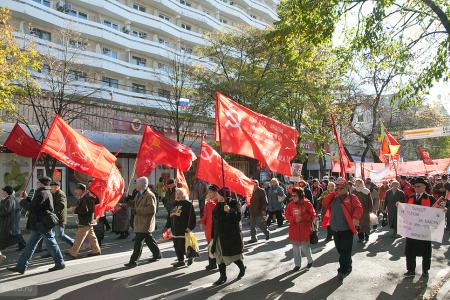 «Вернуть украденную Родину!», «ЕдРо» - в помойное ведро!», «Распустить однопартийную городскую думу». В Краснодаре по инициативе КПРФ партии провели протестное шествие и митинг