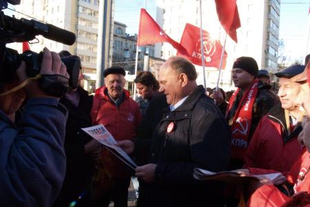Москва: Как полиция пыталась сорвать акцию "Красные в городе" и задержать Г.А.Зюганова и В.Ф.Рашкина  (фоторепортаж)