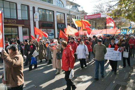 «Вернуть украденную Родину!», «ЕдРо» - в помойное ведро!», «Распустить однопартийную городскую думу». В Краснодаре по инициативе КПРФ партии провели протестное шествие и митинг