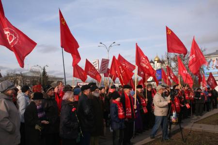 Фоторепортаж с праздничной демонстрации в городе Пскове