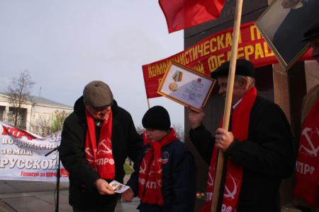 Фоторепортаж с праздничной демонстрации в городе Пскове