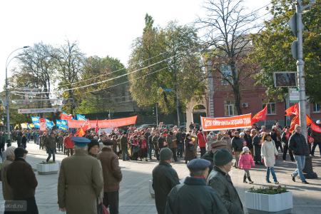«Вернуть украденную Родину!», «ЕдРо» - в помойное ведро!», «Распустить однопартийную городскую думу». В Краснодаре по инициативе КПРФ партии провели протестное шествие и митинг