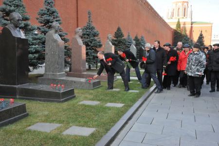 Г.А. Зюганов: «Грядет эпоха новых побед под знаменем Великого Октября». Лидер КПРФ возложил цветы к Мавзолею В.И. Ленина