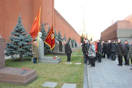 Г.А. Зюганов: «Грядет эпоха новых побед под знаменем Великого Октября». Лидер КПРФ возложил цветы к Мавзолею В.И. Ленина
