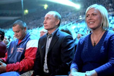 Путина освистали с трибун, когда он вышел поздравлять Емельяненко с победой